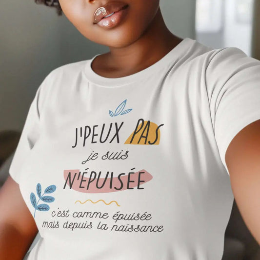 T-shirt femme "J'peux pas, je suis n'épuisée", design amusant et décontracté, parfait pour exprimer un état d'esprit épuisé avec style, en coton confortable et coupe moderne.