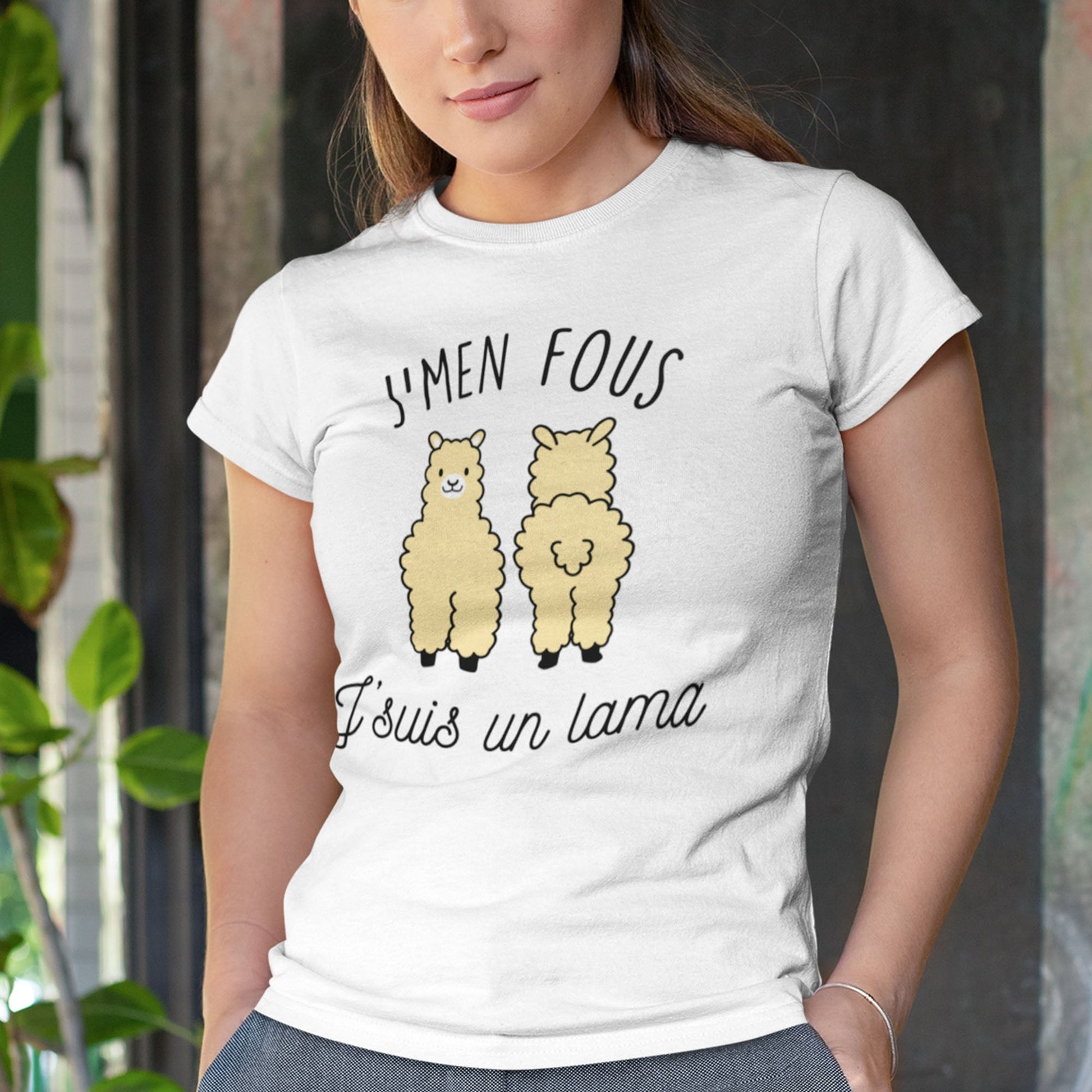 T-shirt femme avec l'inscription "J'suis un lama", un modèle amusant et décalé pour celles qui aiment l'humour léger et original. Confortable et stylé, idéal pour afficher une personnalité unique avec une touche de fun.