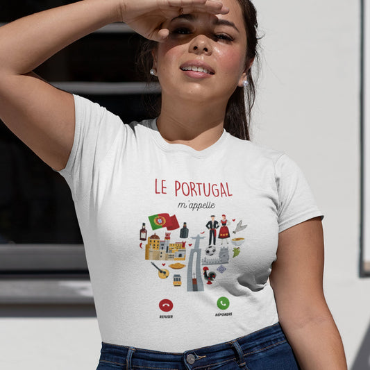 T-shirt femme avec l'inscription 'Le Portugal m'appelle', un design idéal pour les amoureuses du Portugal et celles qui rêvent d'y voyager.