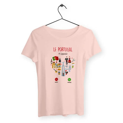 T-shirt femme avec l'inscription 'Le Portugal m'appelle', un design idéal pour les amoureuses du Portugal et celles qui rêvent d'y voyager.