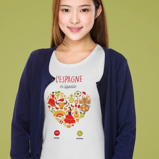 T-shirt femme avec l'inscription 'L'Espagne m'appelle', un design vibrant et exotique, parfait pour les amoureux de l'Espagne ou ceux rêvant de s'évader vers ce pays magnifique.