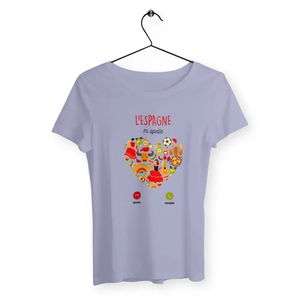 T-shirt femme avec l'inscription 'L'Espagne m'appelle', un design vibrant et exotique, parfait pour les amoureux de l'Espagne ou ceux rêvant de s'évader vers ce pays magnifique.