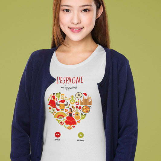 T-shirt femme avec l'inscription 'L'Espagne m'appelle', un design vibrant et exotique, parfait pour les amoureux de l'Espagne ou ceux rêvant de s'évader vers ce pays magnifique.