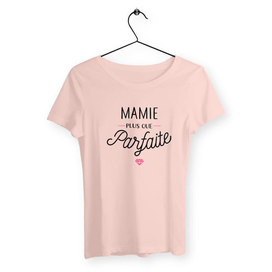 T-shirt femme avec l'inscription "Mamie plus que parfaite", un modèle idéal pour célébrer les mamies exceptionnelles. Confortable et plein d'amour, parfait pour offrir en cadeau à la meilleure des grands-mères.