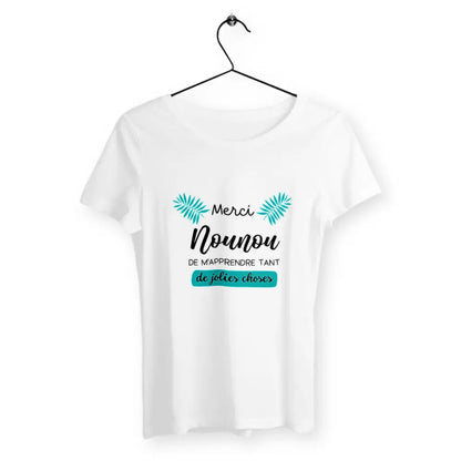 T-shirt femme avec l'inscription 'Merci nounou de m'apprendre tant de jolies choses', un design affectueux et reconnaissant, parfait pour exprimer la gratitude envers une nounou dévouée.