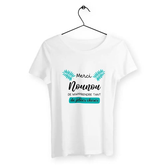 T-shirt femme avec l'inscription 'Merci nounou de m'apprendre tant de jolies choses', un design affectueux et reconnaissant, parfait pour exprimer la gratitude envers une nounou dévouée.