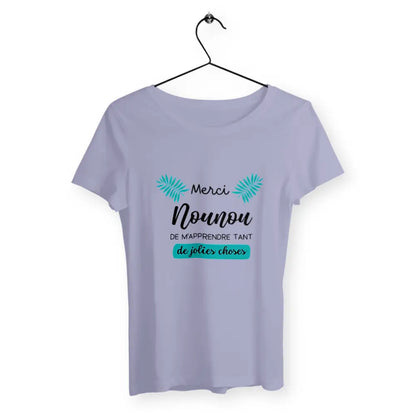 T-shirt femme avec l'inscription 'Merci nounou de m'apprendre tant de jolies choses', un design affectueux et reconnaissant, parfait pour exprimer la gratitude envers une nounou dévouée.