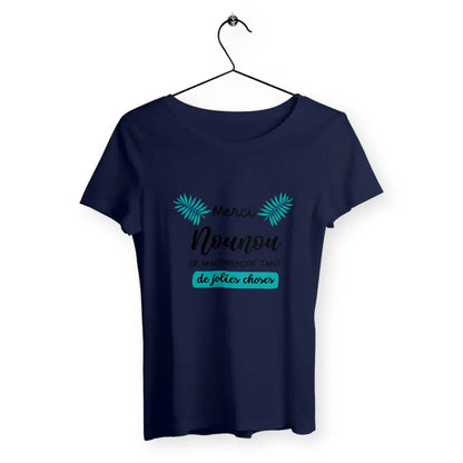 T-shirt femme avec l'inscription 'Merci nounou de m'apprendre tant de jolies choses', un design affectueux et reconnaissant, parfait pour exprimer la gratitude envers une nounou dévouée.