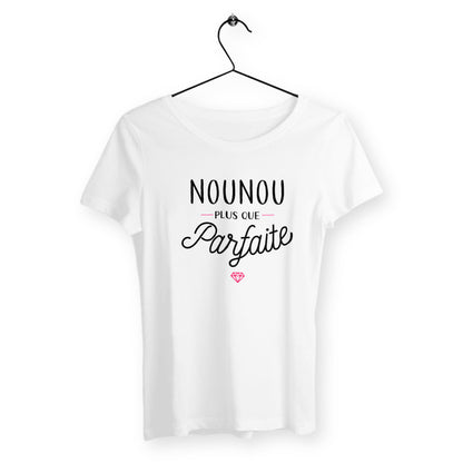 T-shirt femme avec l'inscription "Nounou plus que parfaite", un modèle tendre et affectueux pour toutes les nounous fières de leur rôle. Confortable et stylé, parfait pour afficher l'amour et le dévouement avec une touche de fierté et de douceur.