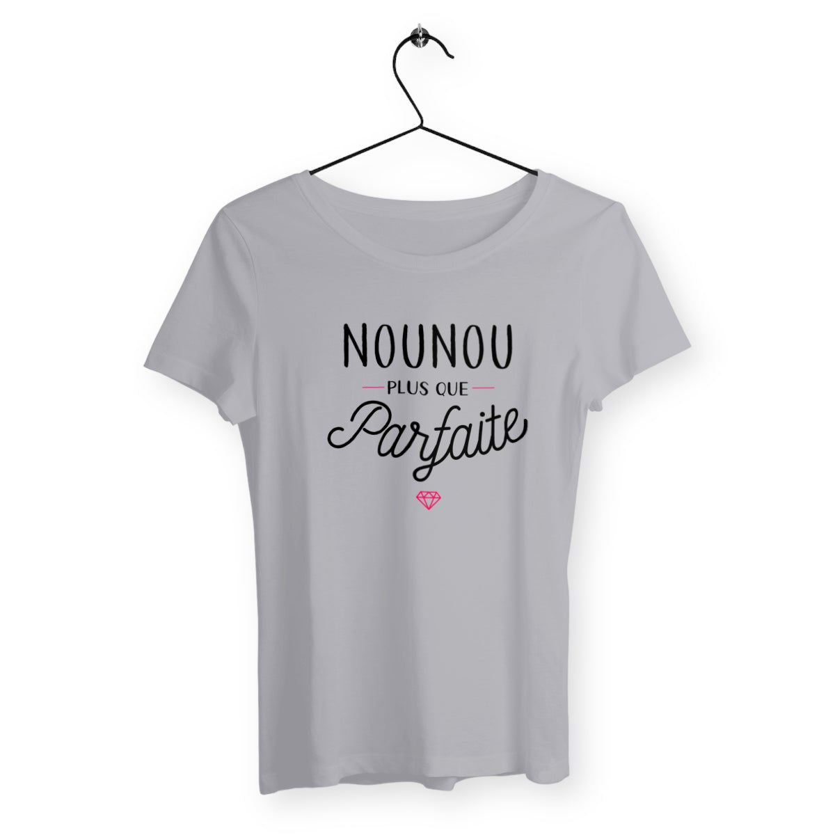 T-shirt femme avec l'inscription "Nounou plus que parfaite", un modèle tendre et affectueux pour toutes les nounous fières de leur rôle. Confortable et stylé, parfait pour afficher l'amour et le dévouement avec une touche de fierté et de douceur.