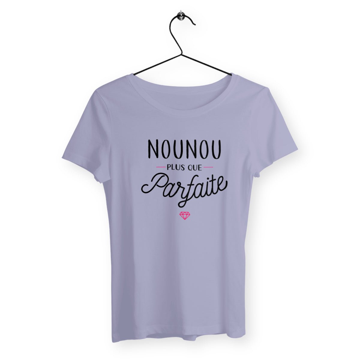 T-shirt femme avec l'inscription "Nounou plus que parfaite", un modèle tendre et affectueux pour toutes les nounous fières de leur rôle. Confortable et stylé, parfait pour afficher l'amour et le dévouement avec une touche de fierté et de douceur.