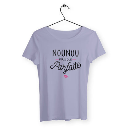 T-shirt femme avec l'inscription "Nounou plus que parfaite", un modèle tendre et affectueux pour toutes les nounous fières de leur rôle. Confortable et stylé, parfait pour afficher l'amour et le dévouement avec une touche de fierté et de douceur.