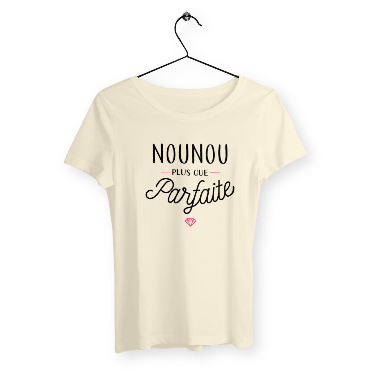 T-shirt femme avec l'inscription "Nounou plus que parfaite", un modèle tendre et affectueux pour toutes les nounous fières de leur rôle. Confortable et stylé, parfait pour afficher l'amour et le dévouement avec une touche de fierté et de douceur.