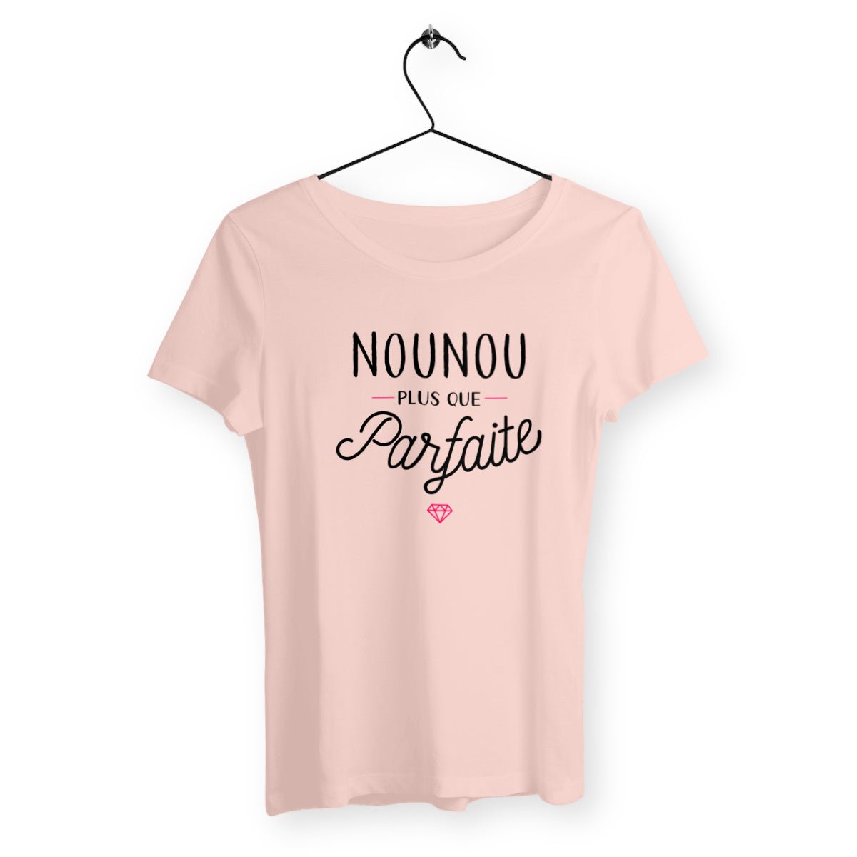 T-shirt femme avec l'inscription "Nounou plus que parfaite", un modèle tendre et affectueux pour toutes les nounous fières de leur rôle. Confortable et stylé, parfait pour afficher l'amour et le dévouement avec une touche de fierté et de douceur.