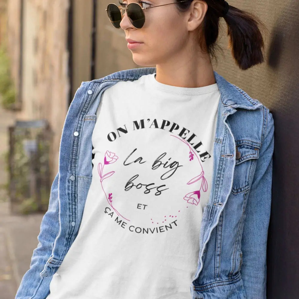 T-shirt femme avec l'inscription 'On m'appelle la big boss' en typographie audacieuse et moderne, parfait pour affirmer son autorité avec style.