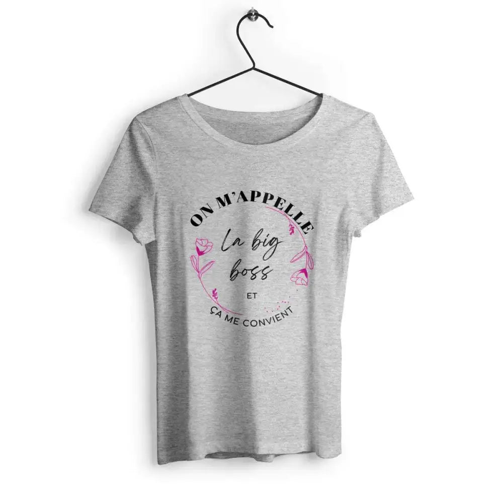 T-shirt femme avec l'inscription 'On m'appelle la big boss' en typographie audacieuse et moderne, parfait pour affirmer son autorité avec style.