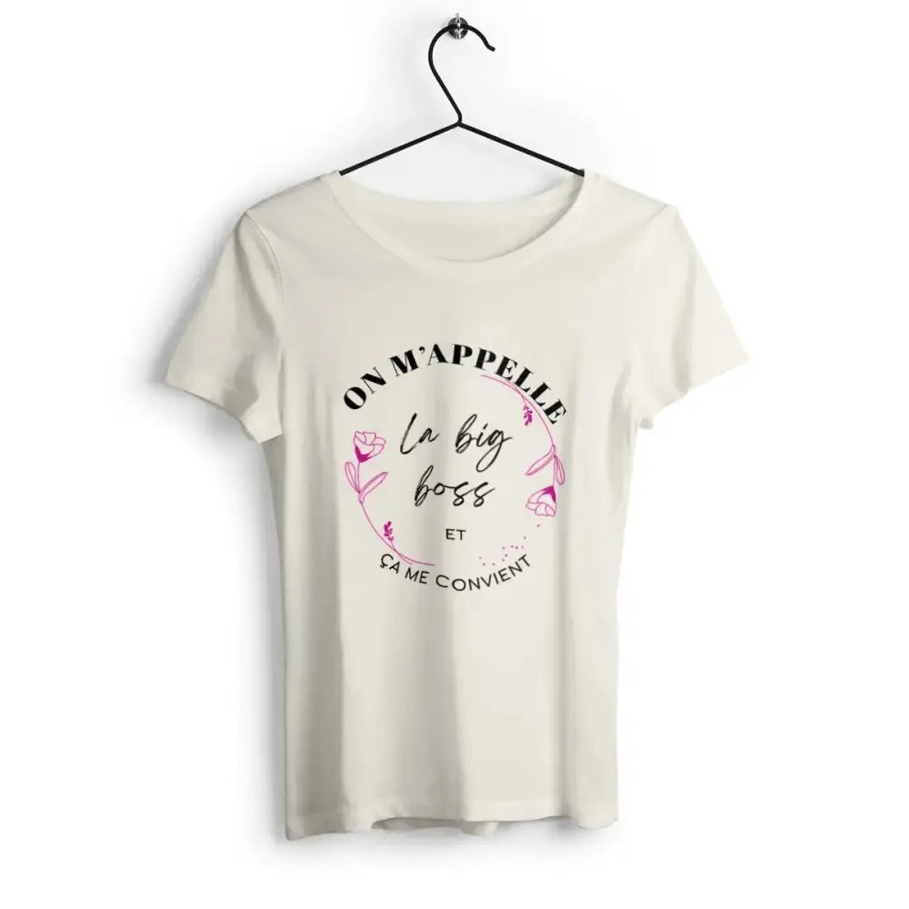T-shirt femme avec l'inscription 'On m'appelle la big boss' en typographie audacieuse et moderne, parfait pour affirmer son autorité avec style.