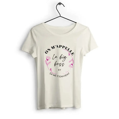 T-shirt femme avec l'inscription 'On m'appelle la big boss' en typographie audacieuse et moderne, parfait pour affirmer son autorité avec style.