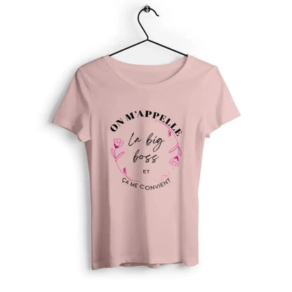T-shirt femme avec l'inscription 'On m'appelle la big boss' en typographie audacieuse et moderne, parfait pour affirmer son autorité avec style.