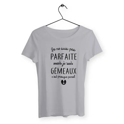 T-shirt femme avec l'inscription "Pas parfaite mais Gémeaux", parfait pour les passionnées d'astrologie. Design original mettant en valeur le signe astrologique Gémeaux avec une touche d'humour. Idéal en cadeau pour une femme née sous le signe des Gémeaux.