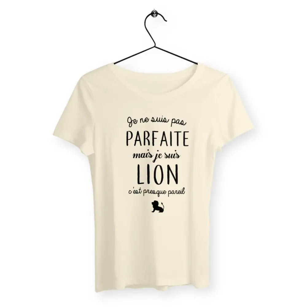 T-shirt femme "Pas parfaite mais lion" – Un design audacieux pour celles qui revendiquent leur force et leur unicité avec une touche de caractère. Parfait pour afficher votre côté sauvage et confiant !