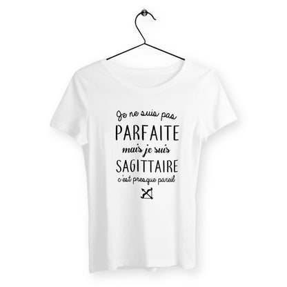 T-shirt femme avec l'inscription "Pas parfaite mais Sagittaire", idéal pour les passionnées d'astrologie et de mode. Design original mettant en valeur la personnalité aventureuse et indépendante des Sagittaires. Parfait comme cadeau d'anniversaire ou pour afficher fièrement son signe astrologique.