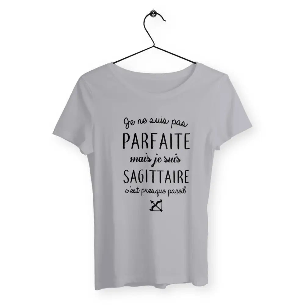 T-shirt femme avec l'inscription "Pas parfaite mais Sagittaire", idéal pour les passionnées d'astrologie et de mode. Design original mettant en valeur la personnalité aventureuse et indépendante des Sagittaires. Parfait comme cadeau d'anniversaire ou pour afficher fièrement son signe astrologique.