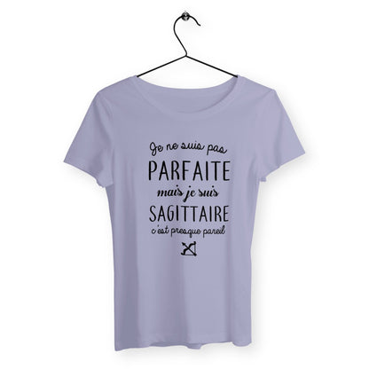 T-shirt femme avec l'inscription "Pas parfaite mais Sagittaire", idéal pour les passionnées d'astrologie et de mode. Design original mettant en valeur la personnalité aventureuse et indépendante des Sagittaires. Parfait comme cadeau d'anniversaire ou pour afficher fièrement son signe astrologique.