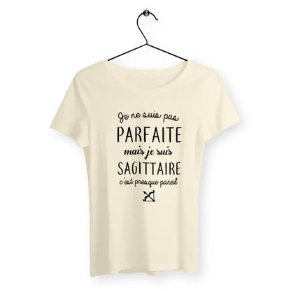 T-shirt femme avec l'inscription "Pas parfaite mais Sagittaire", idéal pour les passionnées d'astrologie et de mode. Design original mettant en valeur la personnalité aventureuse et indépendante des Sagittaires. Parfait comme cadeau d'anniversaire ou pour afficher fièrement son signe astrologique.