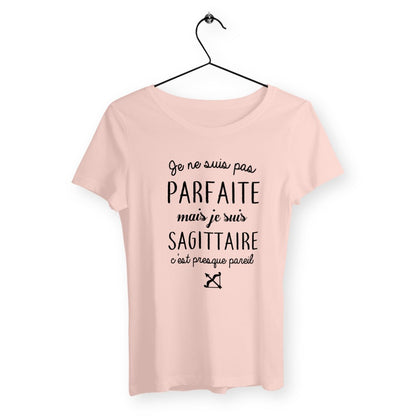 T-shirt femme avec l'inscription "Pas parfaite mais Sagittaire", idéal pour les passionnées d'astrologie et de mode. Design original mettant en valeur la personnalité aventureuse et indépendante des Sagittaires. Parfait comme cadeau d'anniversaire ou pour afficher fièrement son signe astrologique.