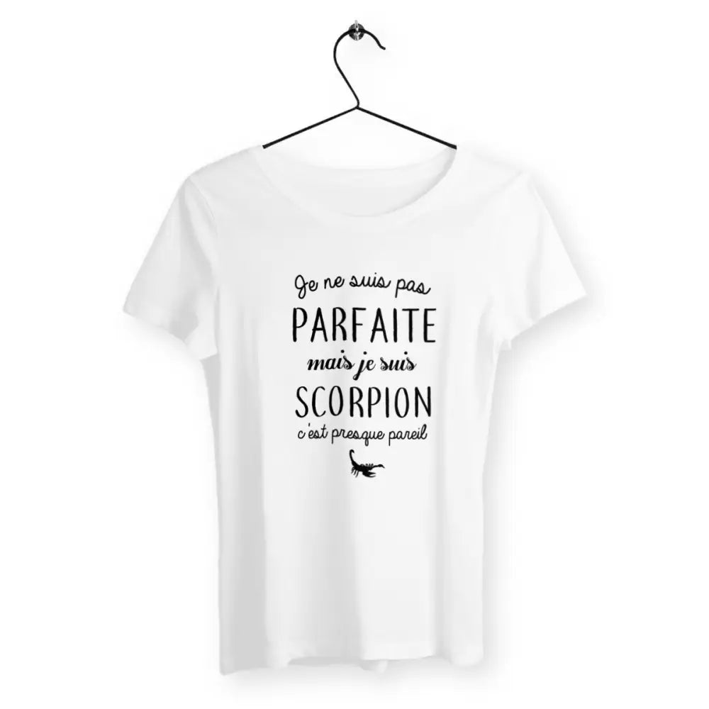 T-shirt femme "Pas parfaite mais Scorpion" – Un design original pour les passionnées d'astrologie et fières de leur signe du zodiaque Scorpion. Idéal pour afficher votre personnalité intense et mystérieuse avec style !