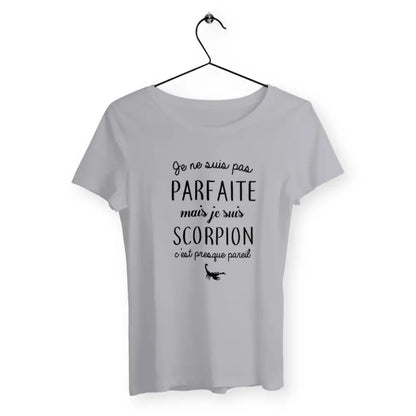 T-shirt femme "Pas parfaite mais Scorpion" – Un design original pour les passionnées d'astrologie et fières de leur signe du zodiaque Scorpion. Idéal pour afficher votre personnalité intense et mystérieuse avec style !