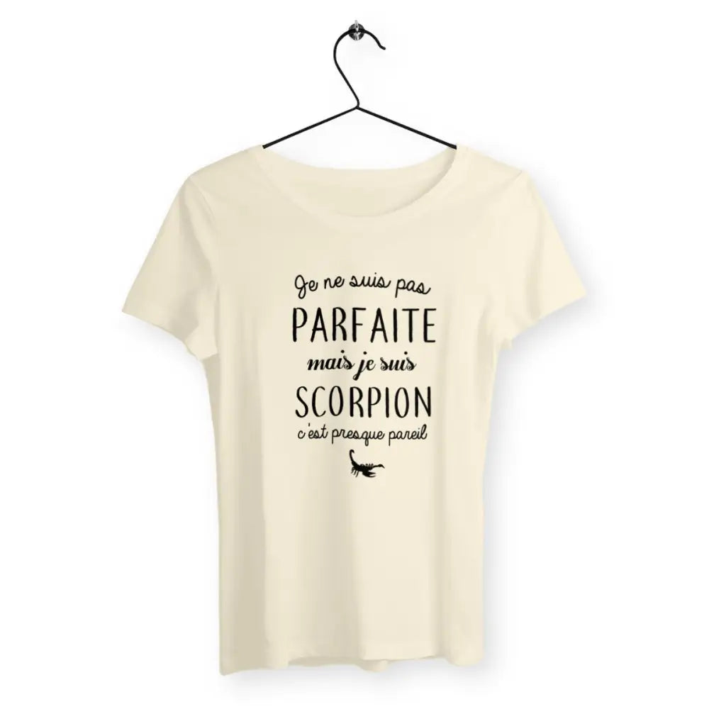 T-shirt femme "Pas parfaite mais Scorpion" – Un design original pour les passionnées d'astrologie et fières de leur signe du zodiaque Scorpion. Idéal pour afficher votre personnalité intense et mystérieuse avec style !