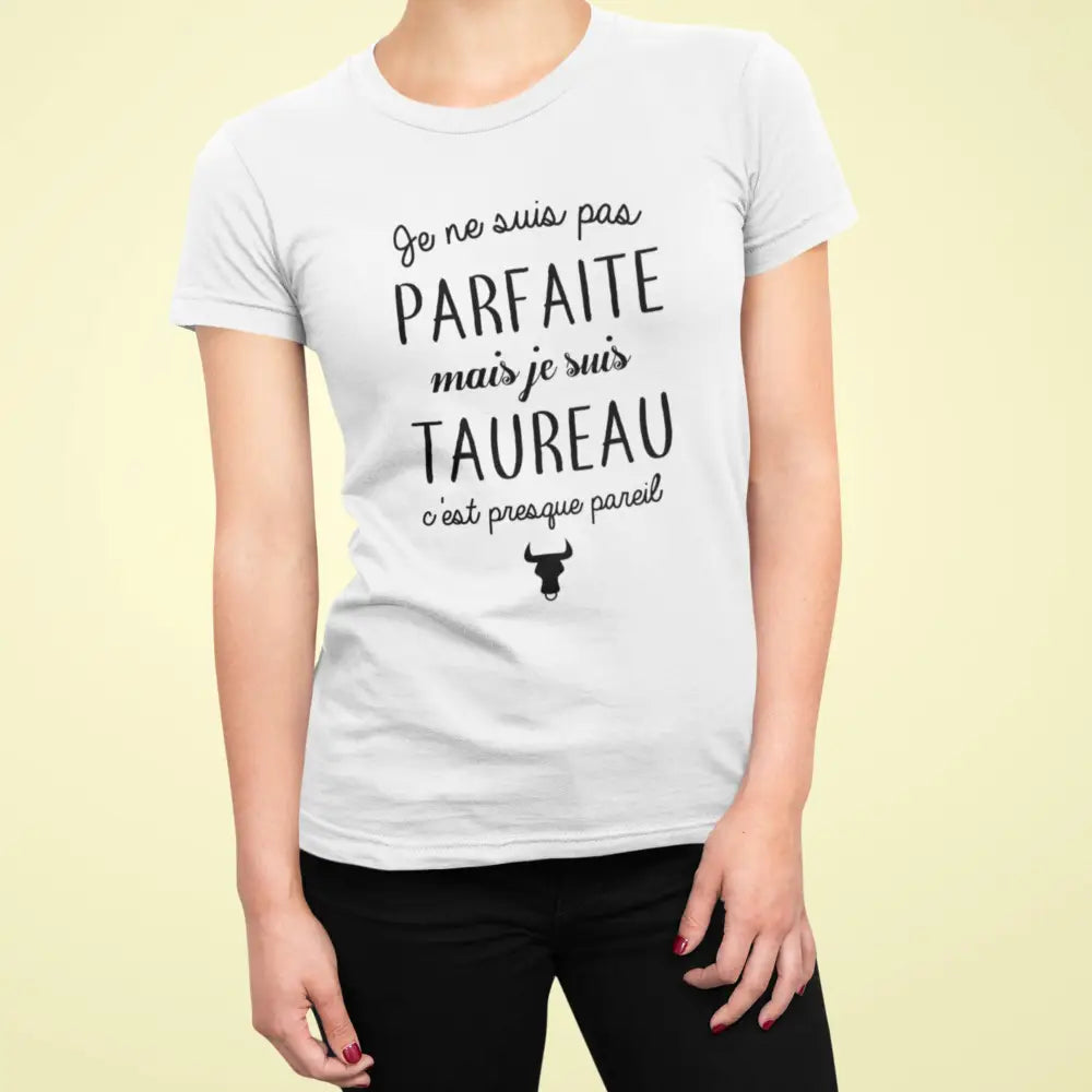 T-shirt femme "Pas parfaite mais Taureau" – Un design pour célébrer le caractère unique des Taureaux. Idéal pour celles qui veulent afficher leur personnalité forte et déterminée avec style.