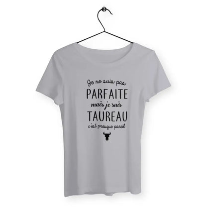 T-shirt femme "Pas parfaite mais Taureau" – Un design pour célébrer le caractère unique des Taureaux. Idéal pour celles qui veulent afficher leur personnalité forte et déterminée avec style.