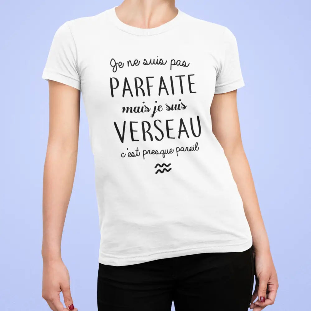 T-shirt femme avec le message 'Pas parfaite mais Verseau', un design unique et fun pour les femmes nées sous le signe du Verseau. Un vêtement original et plein d'humour pour affirmer votre personnalité.