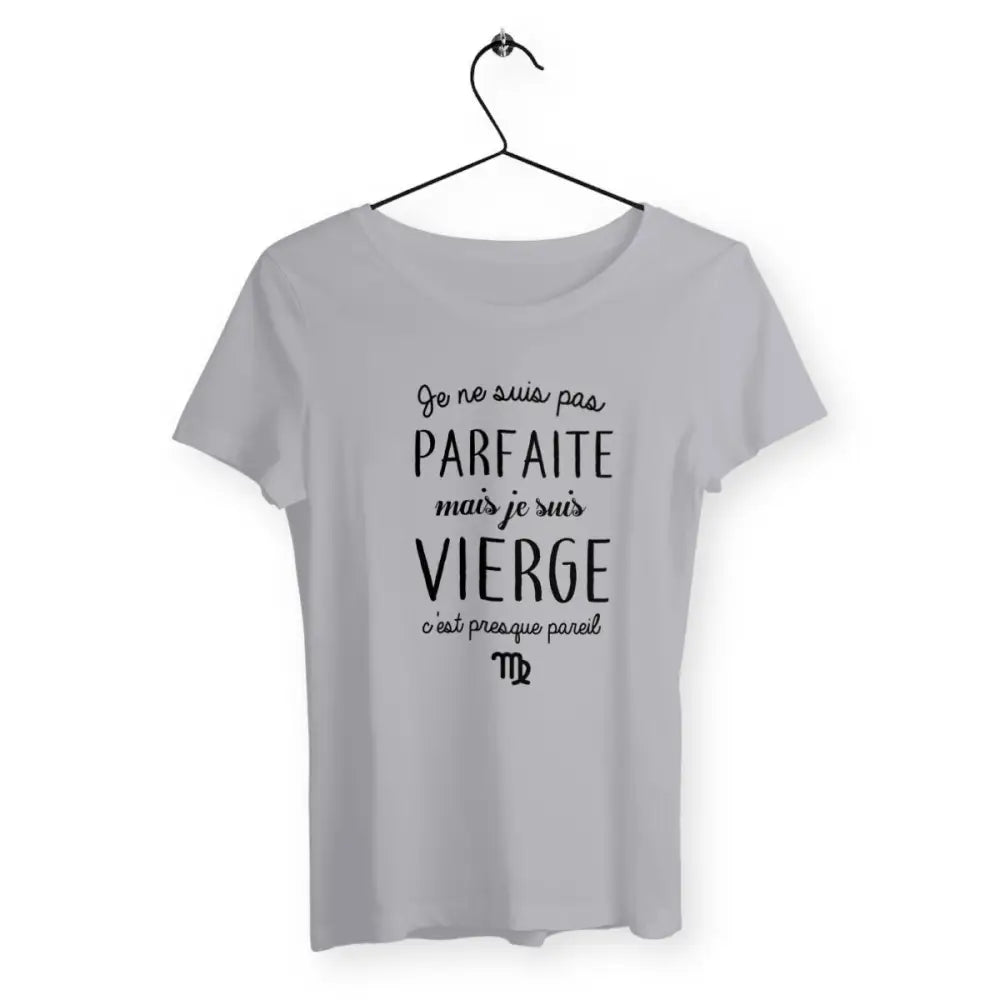 T-shirt femme avec le message 'Pas parfaite mais Vierge' mettant en avant l'astrologie et le signe du zodiaque Vierge. Conçu pour les femmes fières de leur personnalité et de leur caractère unique, ce t-shirt combine confort et humour.