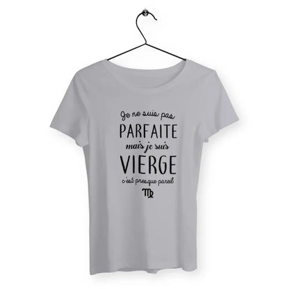 T-shirt femme avec le message 'Pas parfaite mais Vierge' mettant en avant l'astrologie et le signe du zodiaque Vierge. Conçu pour les femmes fières de leur personnalité et de leur caractère unique, ce t-shirt combine confort et humour.