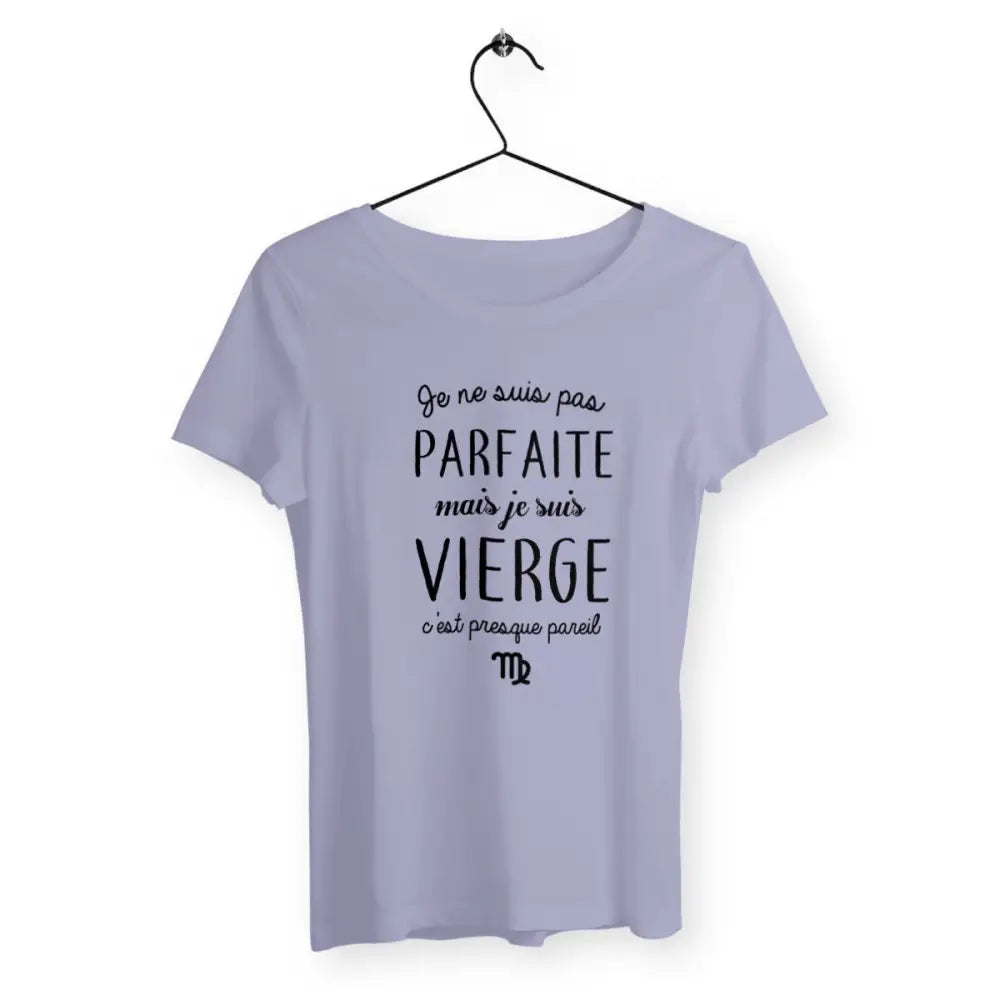 T-shirt femme avec le message 'Pas parfaite mais Vierge' mettant en avant l'astrologie et le signe du zodiaque Vierge. Conçu pour les femmes fières de leur personnalité et de leur caractère unique, ce t-shirt combine confort et humour.