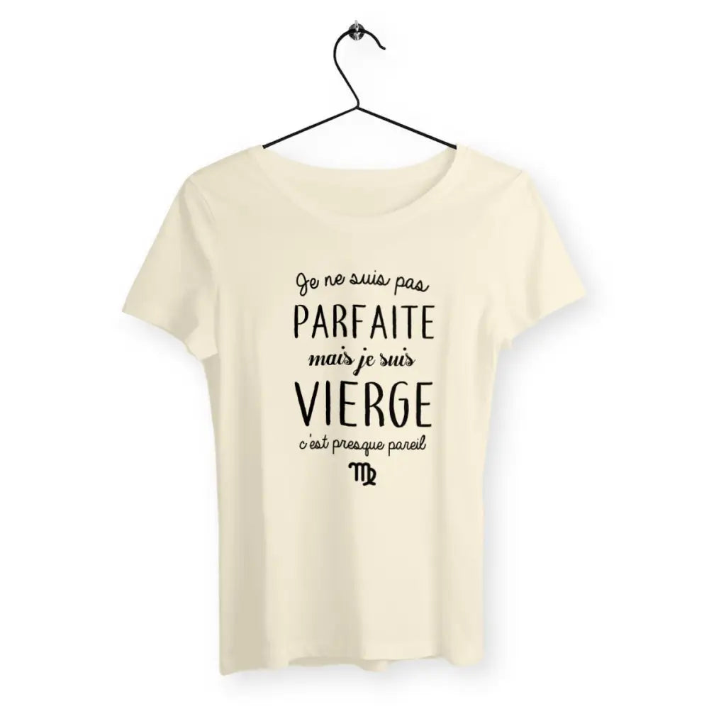 T-shirt femme avec le message 'Pas parfaite mais Vierge' mettant en avant l'astrologie et le signe du zodiaque Vierge. Conçu pour les femmes fières de leur personnalité et de leur caractère unique, ce t-shirt combine confort et humour.