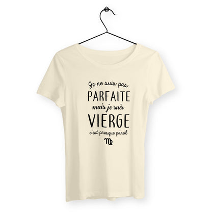 T-shirt femme avec le message 'Pas parfaite mais Vierge' mettant en avant l'astrologie et le signe du zodiaque Vierge. Conçu pour les femmes fières de leur personnalité et de leur caractère unique, ce t-shirt combine confort et humour.