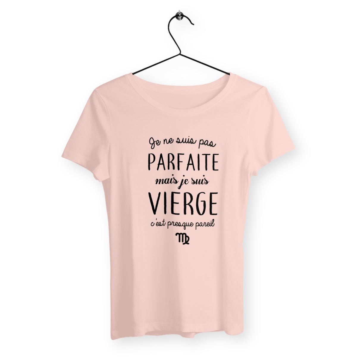 T-shirt femme avec le message 'Pas parfaite mais Vierge' mettant en avant l'astrologie et le signe du zodiaque Vierge. Conçu pour les femmes fières de leur personnalité et de leur caractère unique, ce t-shirt combine confort et humour.