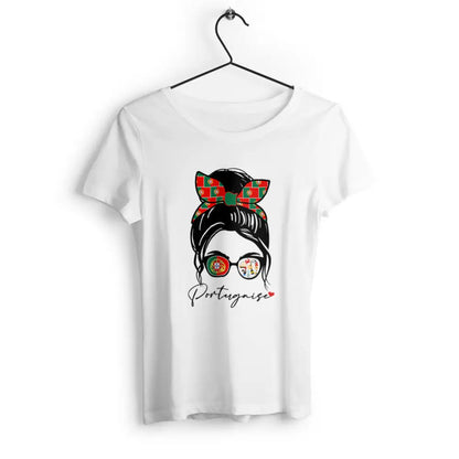 T-shirt femme avec l'inscription 'Portugaise', un design simple et élégant, parfait pour afficher fièrement ses origines ou son amour pour le Portugal.