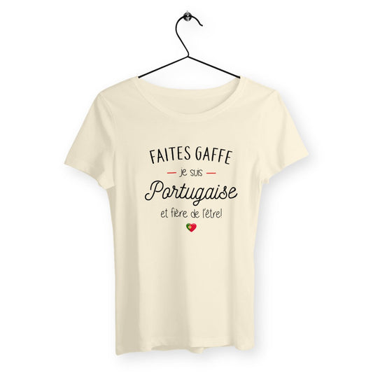 T-shirt femme avec l'inscription "Portugaise et fière de l'être", un modèle qui célèbre avec fierté l'identité portugaise. Confortable et stylé, idéal pour afficher son amour pour la culture portugaise avec une touche d'affirmation et de fierté.