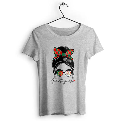 T-shirt femme avec l'inscription 'Portugaise', un design simple et élégant, parfait pour afficher fièrement ses origines ou son amour pour le Portugal.