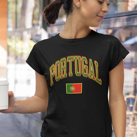 T-shirt femme avec l'inscription 'Portugal', parfait pour afficher fièrement ses racines portugaises ou son amour pour ce beau pays, avec un design simple et élégant.