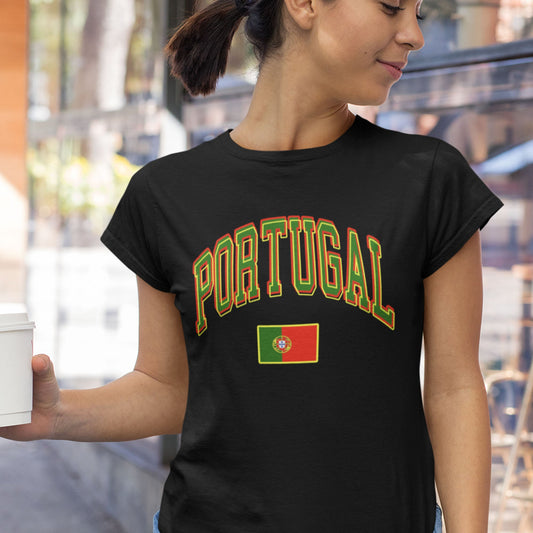 T-shirt femme avec l'inscription 'Portugal', parfait pour afficher fièrement ses racines portugaises ou son amour pour ce beau pays, avec un design simple et élégant.