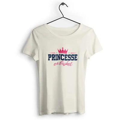T-shirt femme avec l'inscription 'Princesse en basket', alliant élégance et confort avec un design moderne et décontracté, parfait pour une touche de fun et de style.
