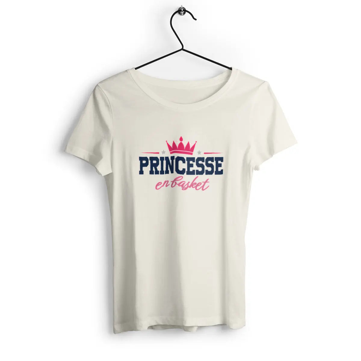 T-shirt femme avec l'inscription 'Princesse en basket', alliant élégance et confort avec un design moderne et décontracté, parfait pour une touche de fun et de style.