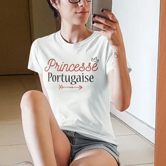 T-shirt femme avec l'inscription "Princesse portugaise", un modèle élégant et fier pour les femmes qui célèbrent leur héritage portugais avec une touche de royauté. Confortable et stylé, parfait pour afficher votre fierté culturelle avec humour et élégance.
